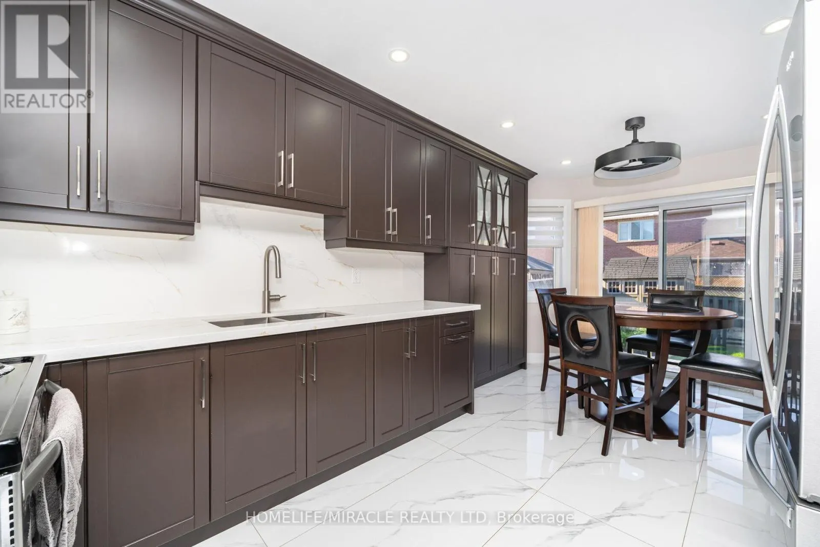 8 TWIN PINES CRESCENT