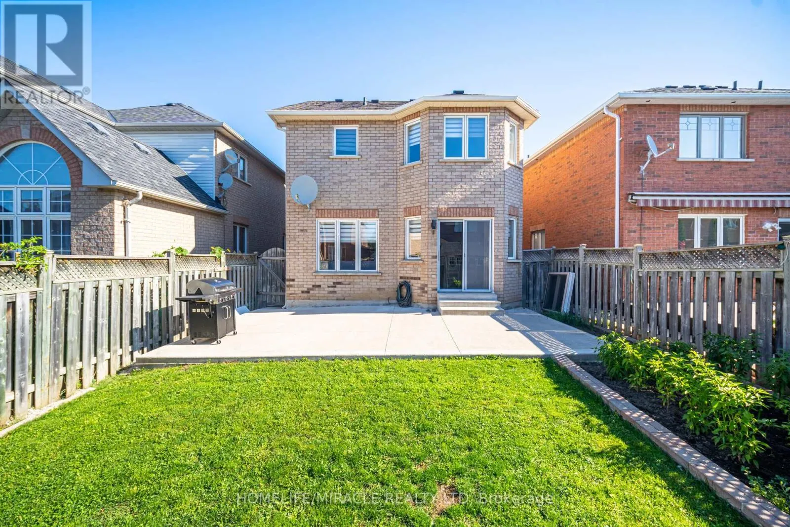 8 TWIN PINES CRESCENT