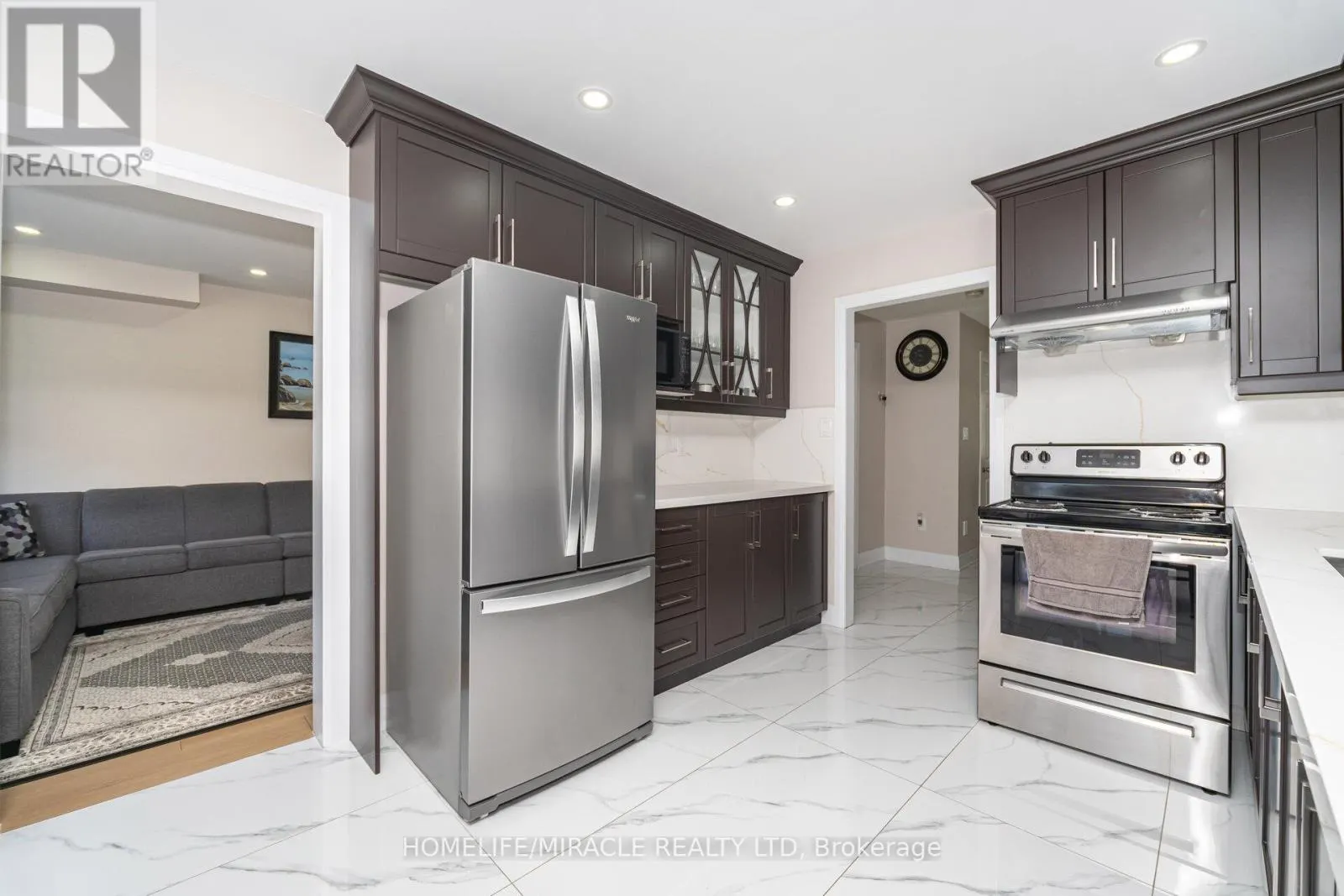 8 TWIN PINES CRESCENT