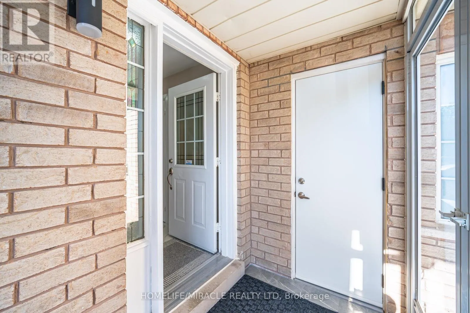 8 TWIN PINES CRESCENT