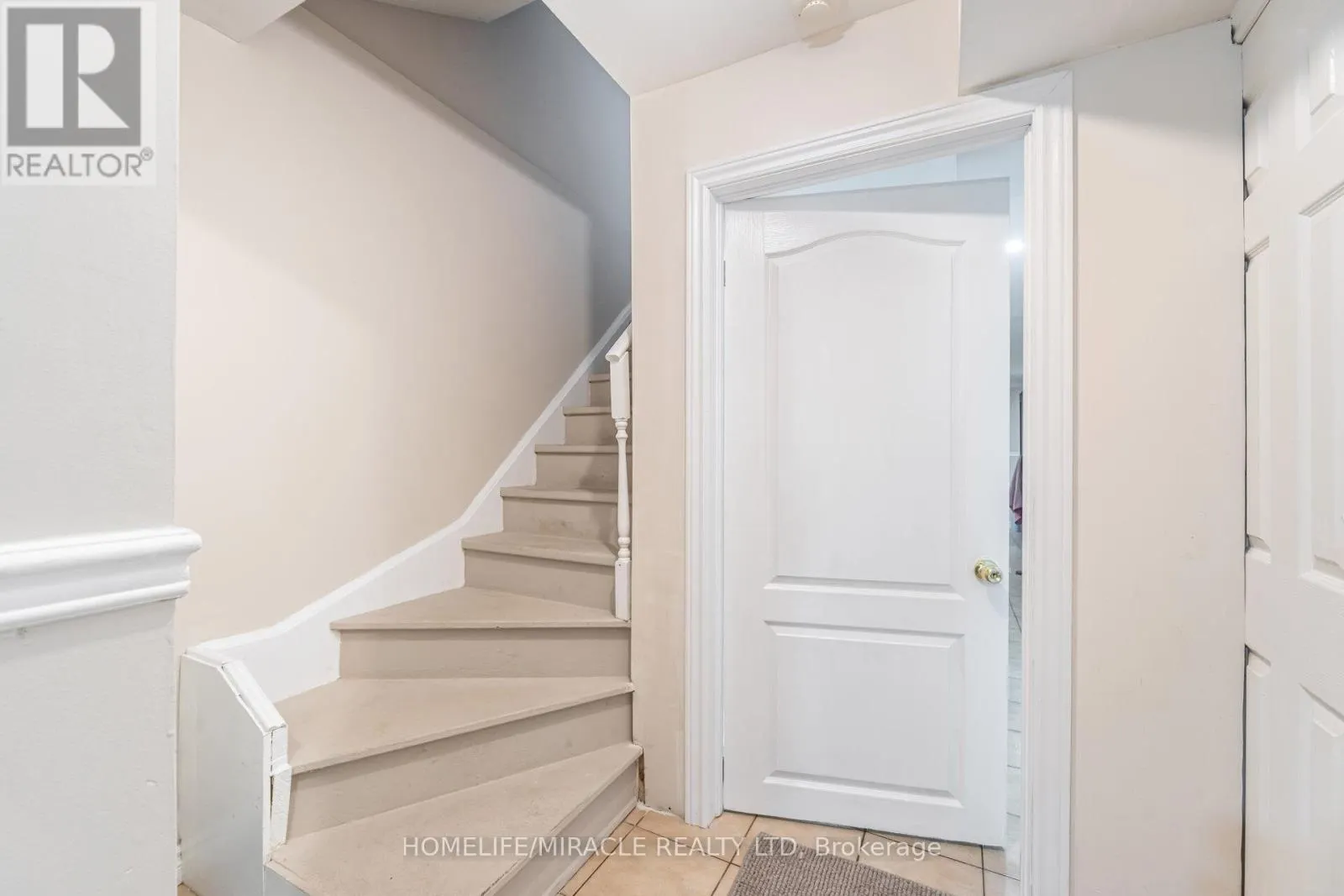 8 TWIN PINES CRESCENT