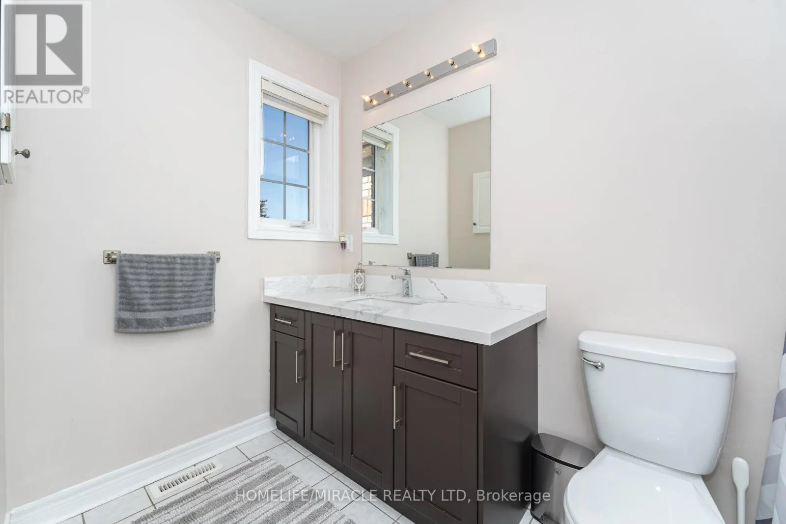 8 TWIN PINES CRESCENT