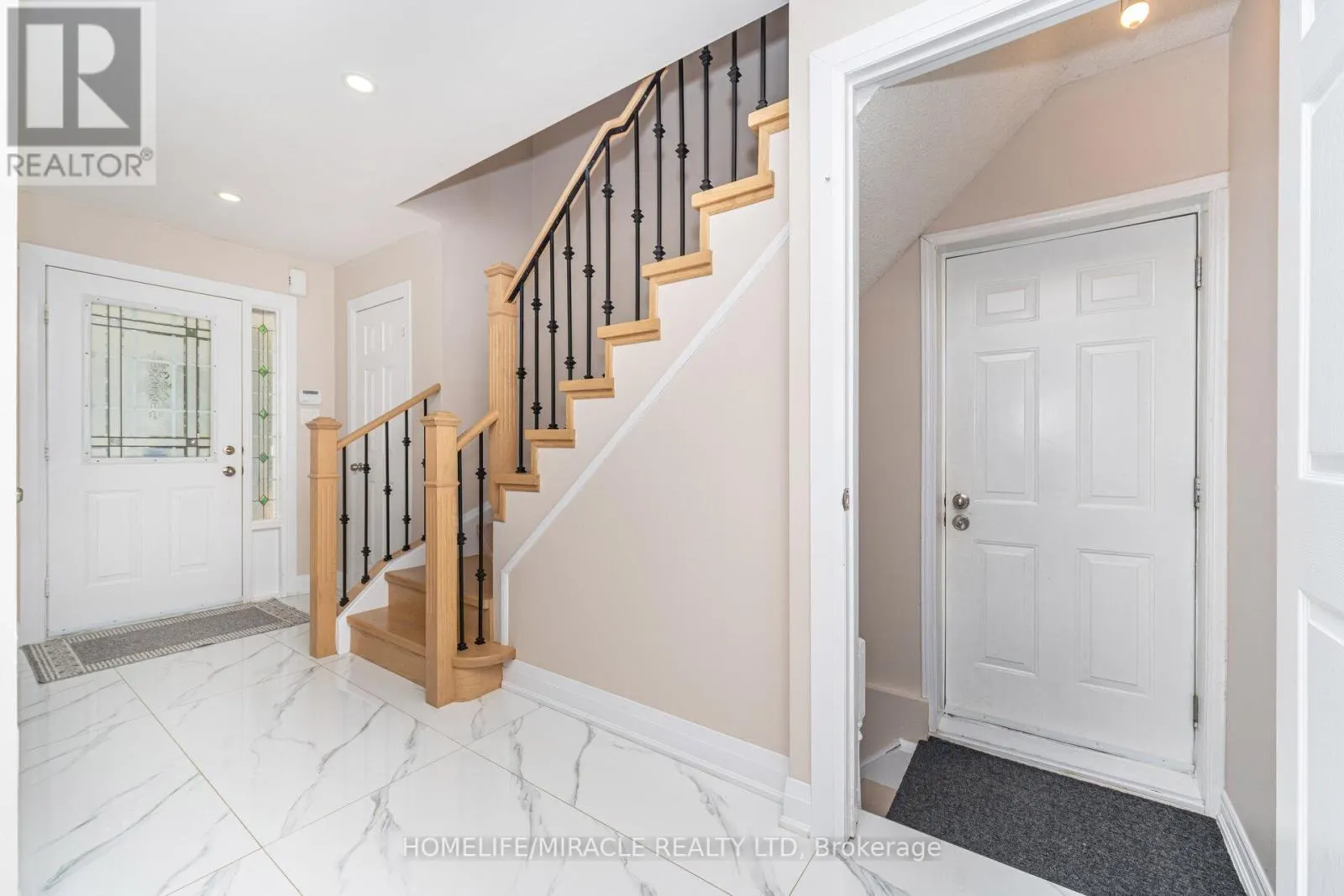 8 TWIN PINES CRESCENT