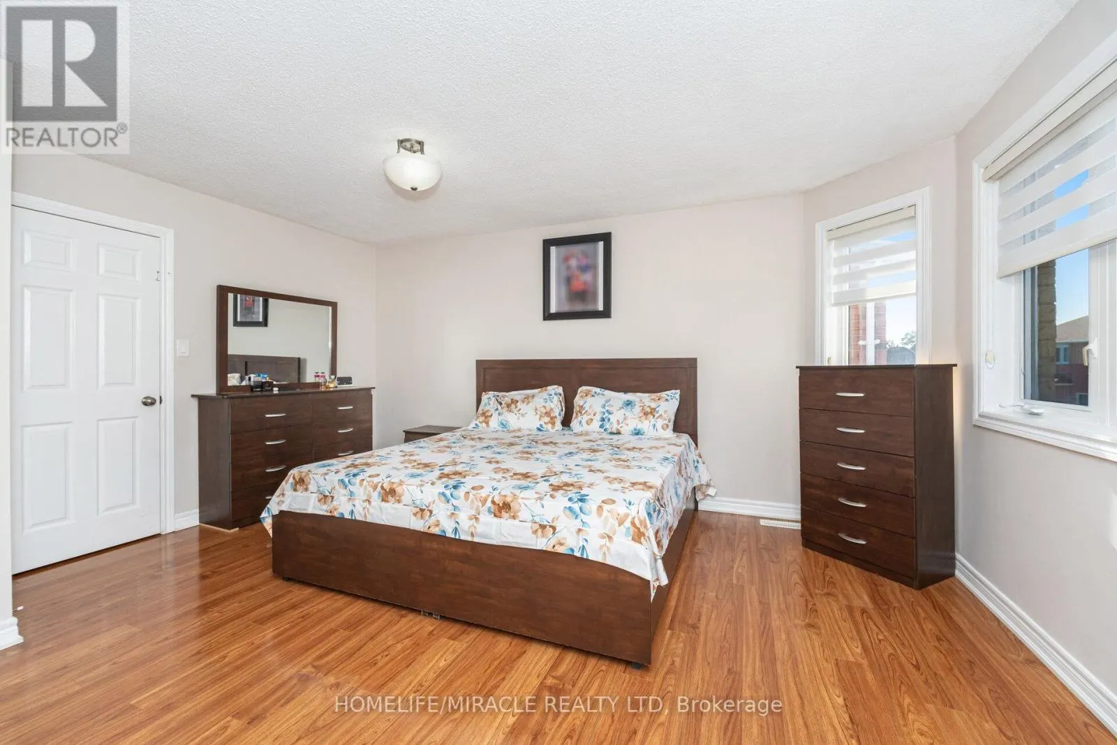 8 TWIN PINES CRESCENT