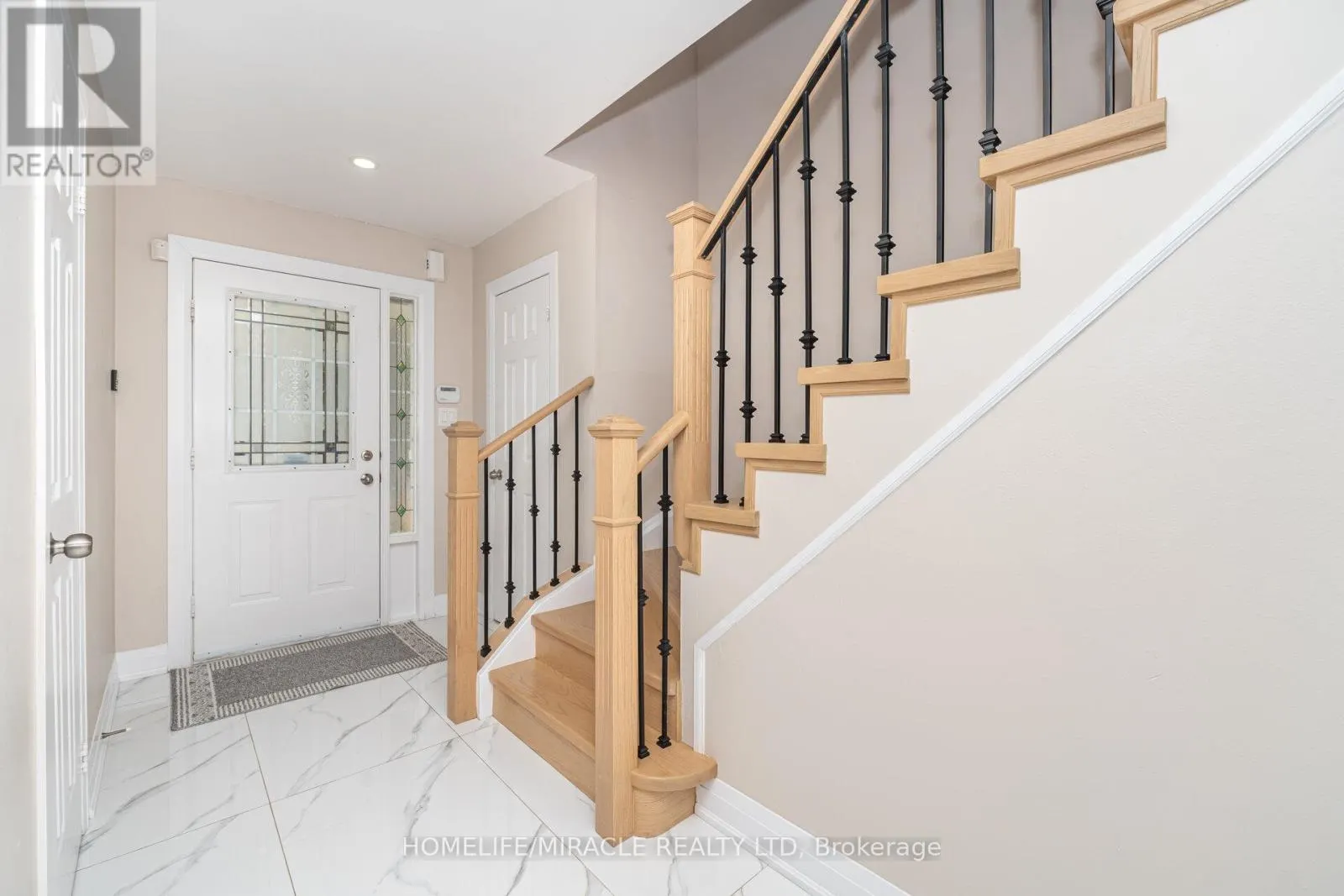 8 TWIN PINES CRESCENT