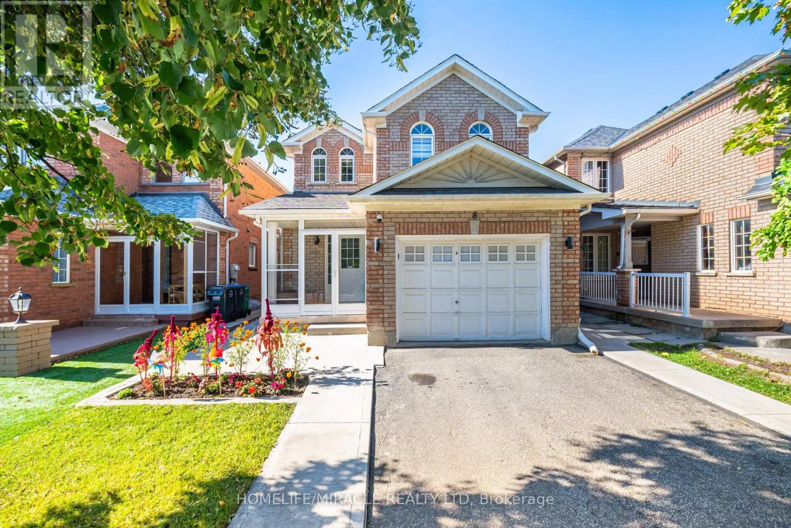 8 TWIN PINES CRESCENT