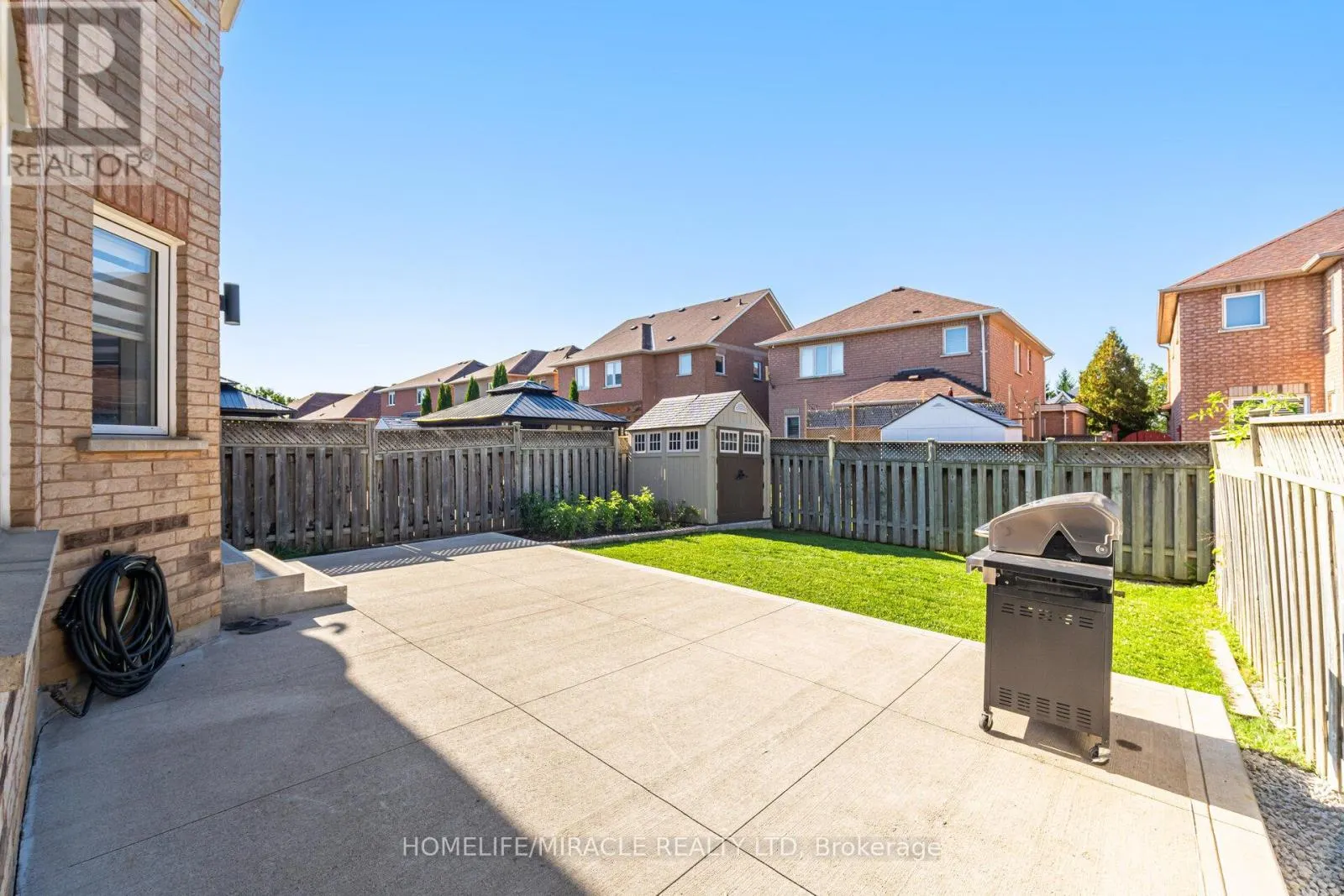 8 TWIN PINES CRESCENT