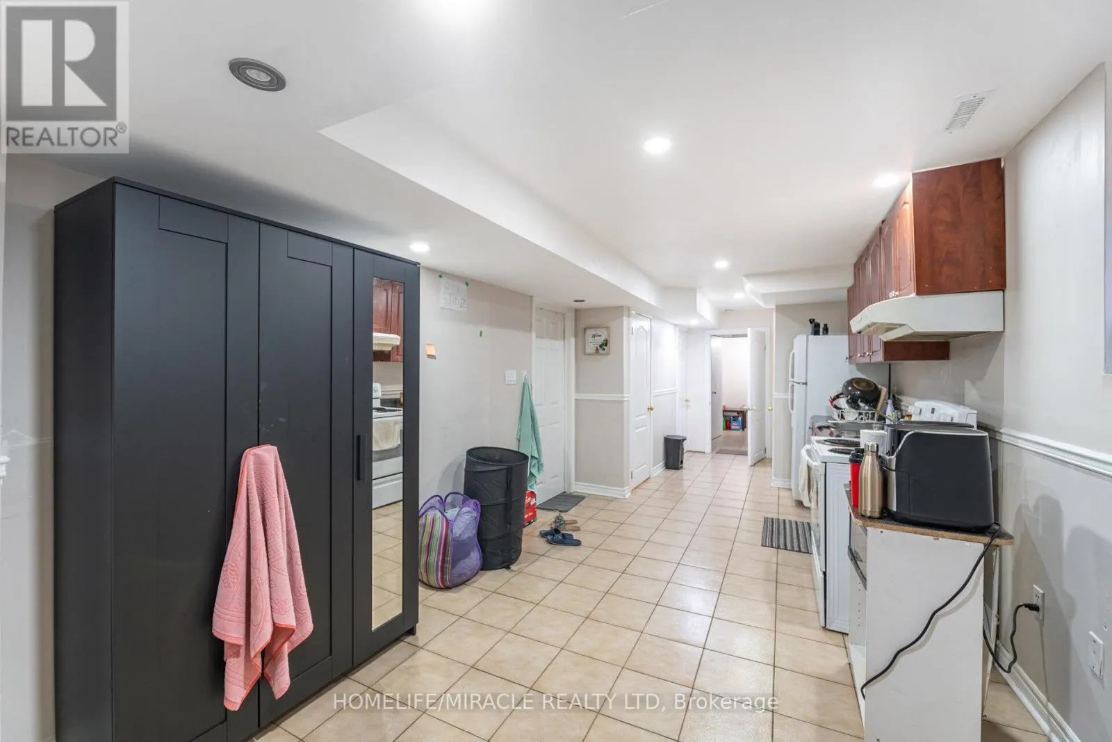8 TWIN PINES CRESCENT