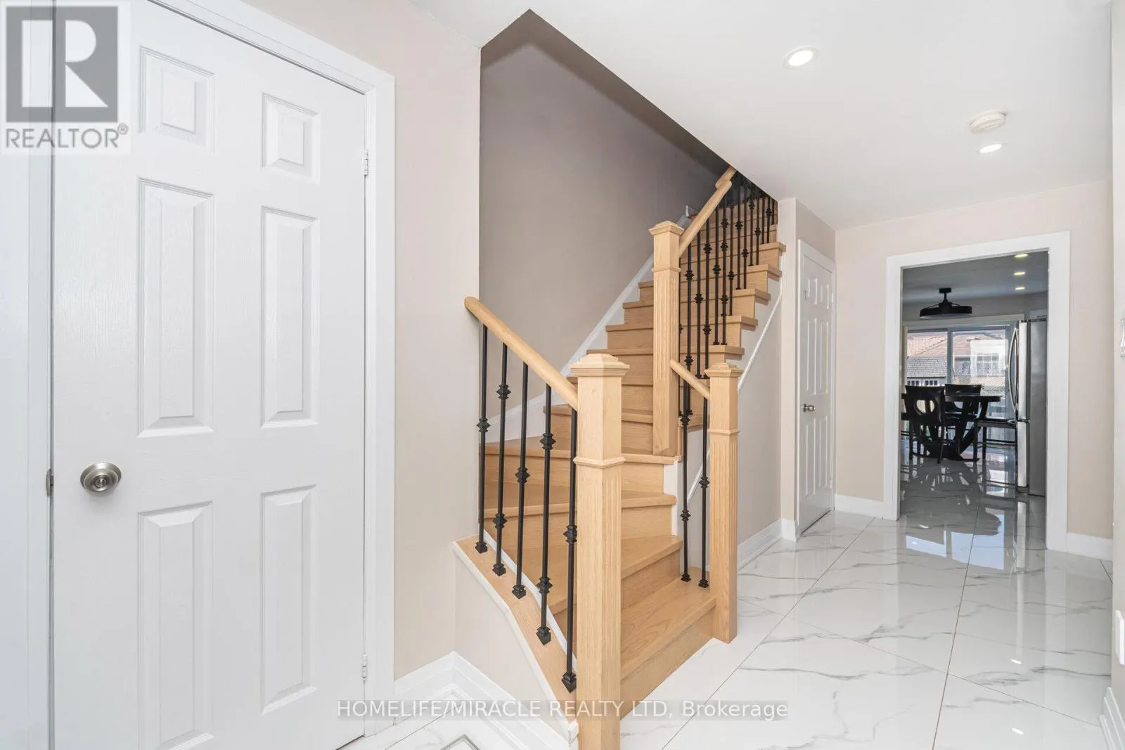 8 TWIN PINES CRESCENT