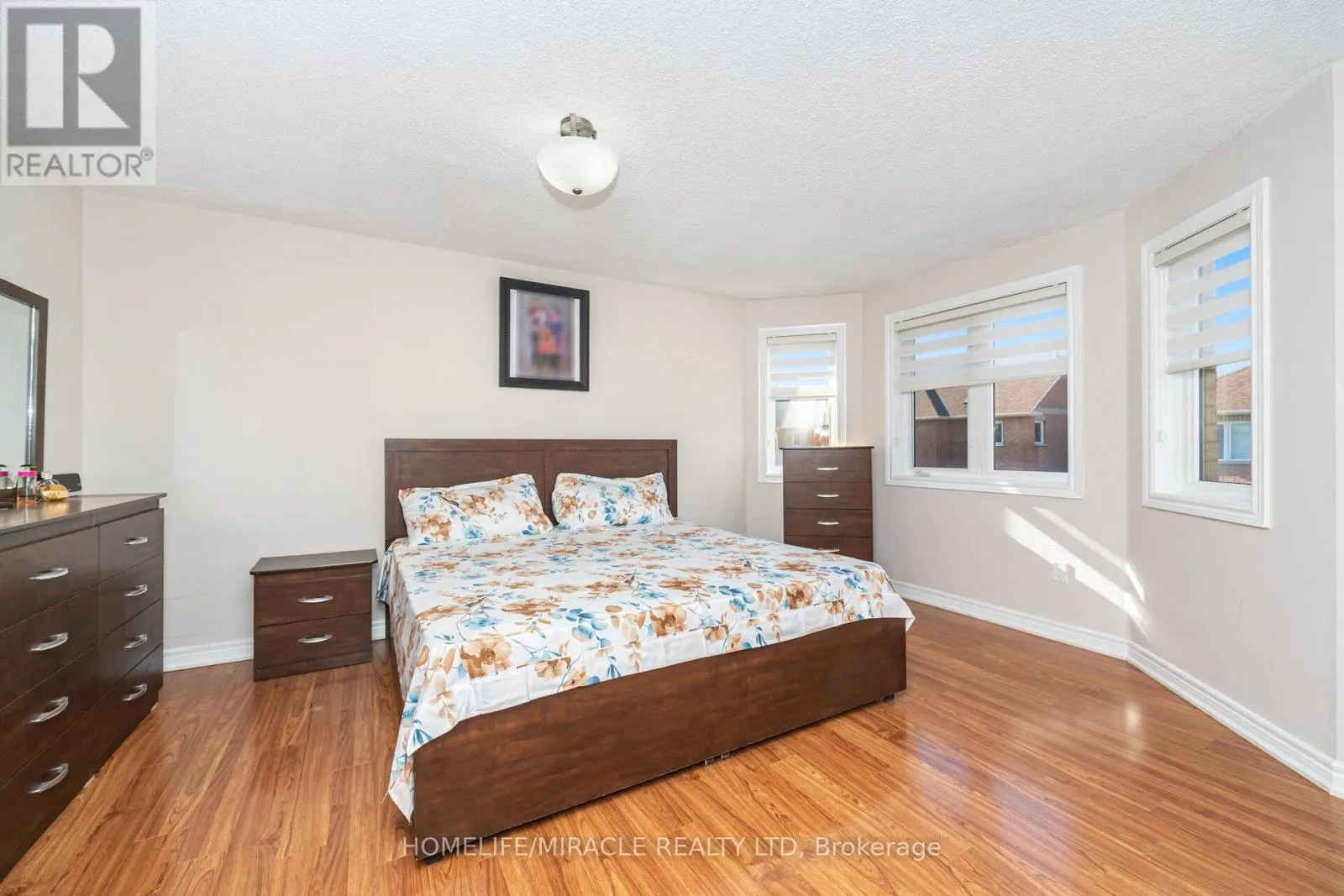 8 TWIN PINES CRESCENT