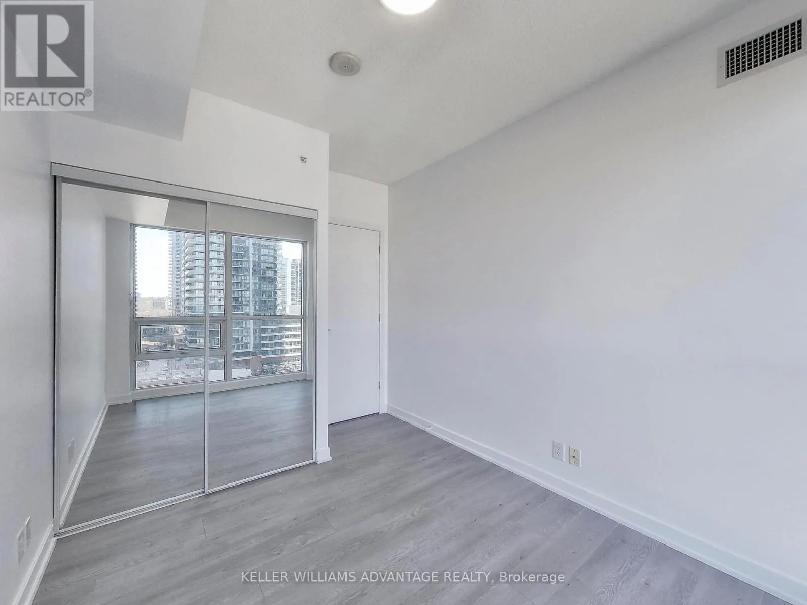 1104 - 2200 LAKE SHORE BOULEVARD W