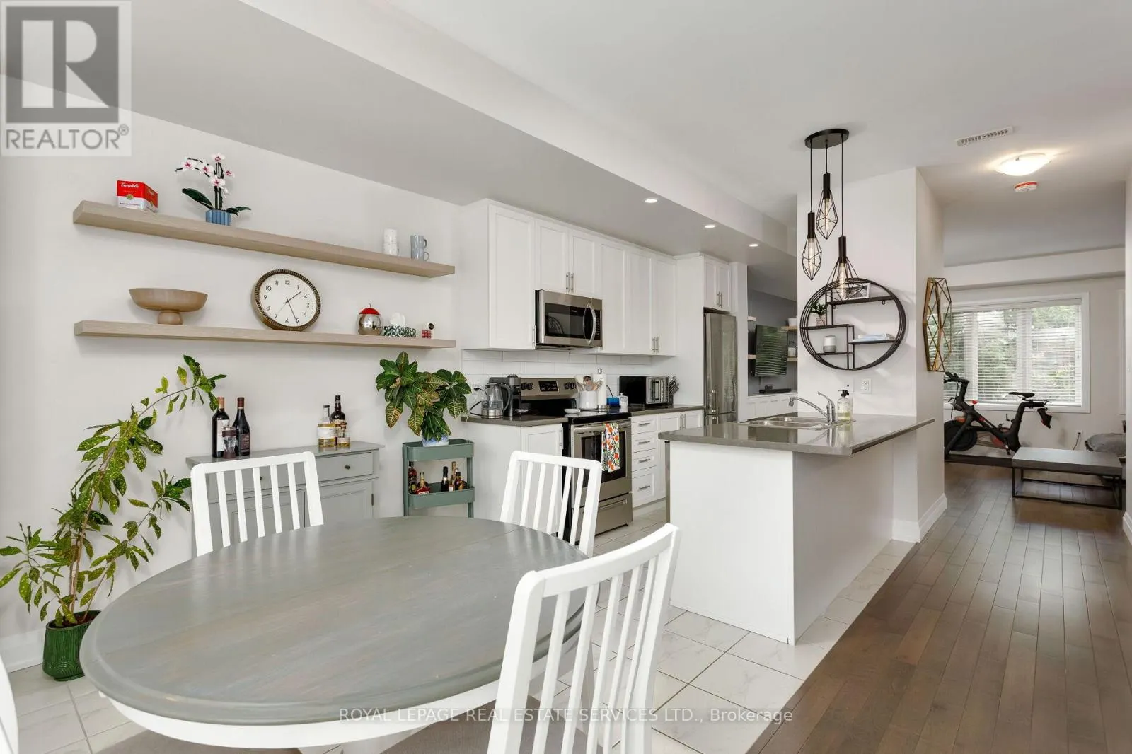 22 - 405 PLAINS ROAD E