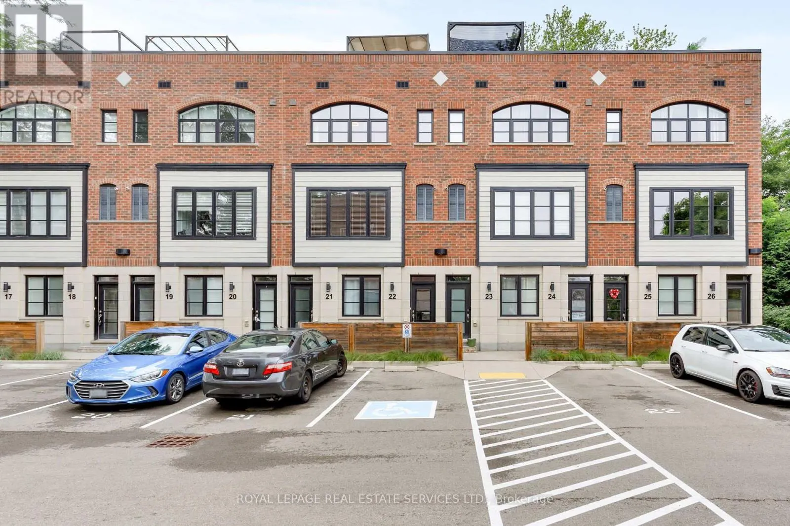 22 - 405 PLAINS ROAD E