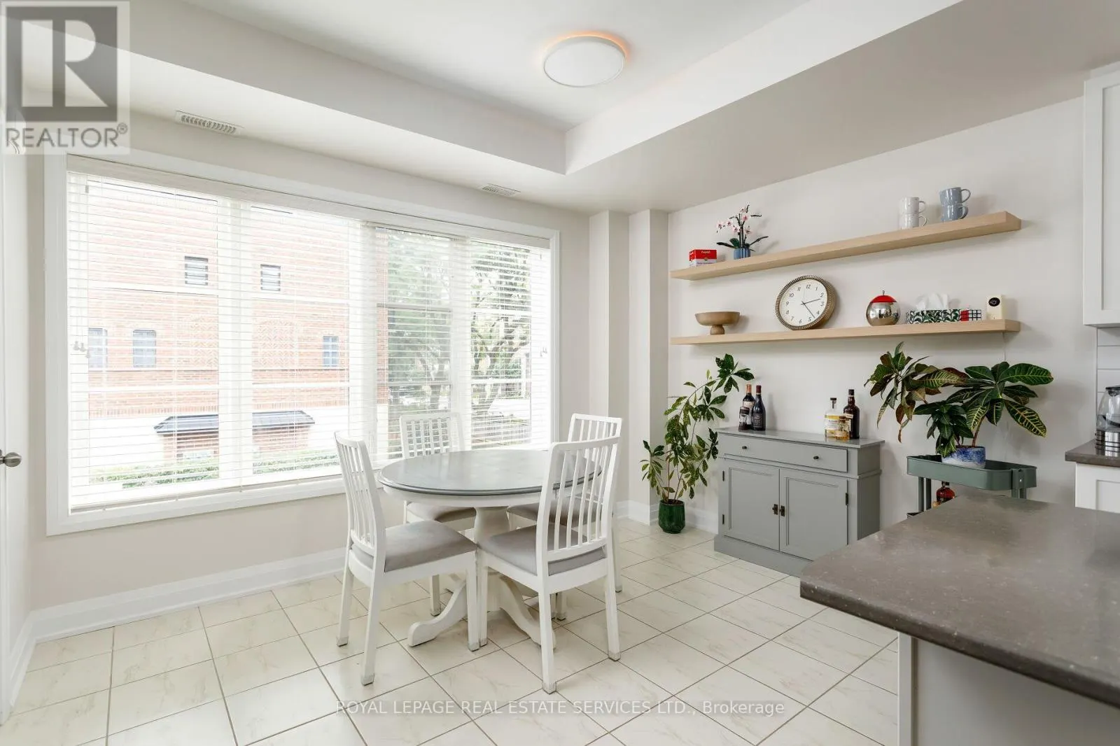 22 - 405 PLAINS ROAD E