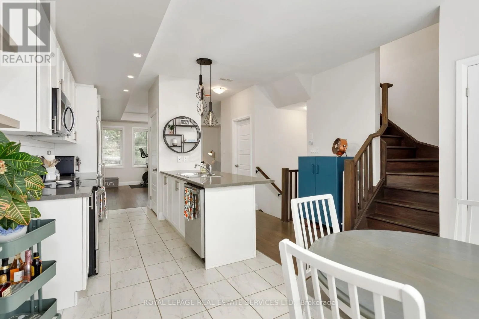 22 - 405 PLAINS ROAD E
