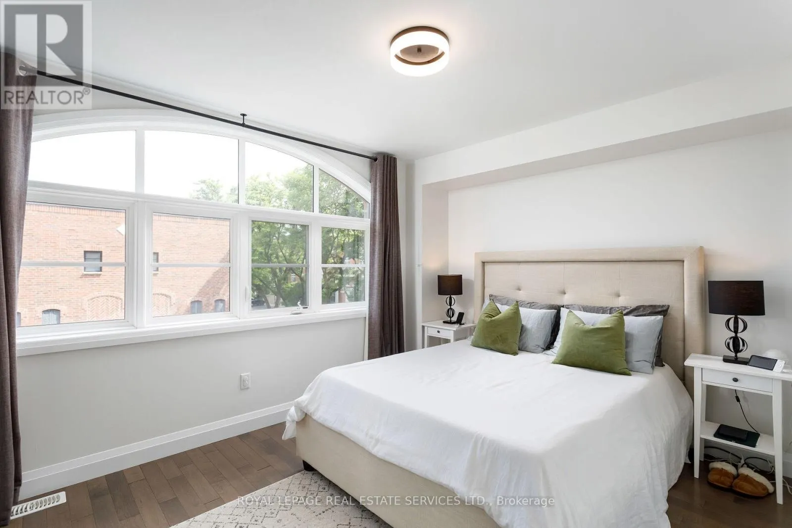 22 - 405 PLAINS ROAD E