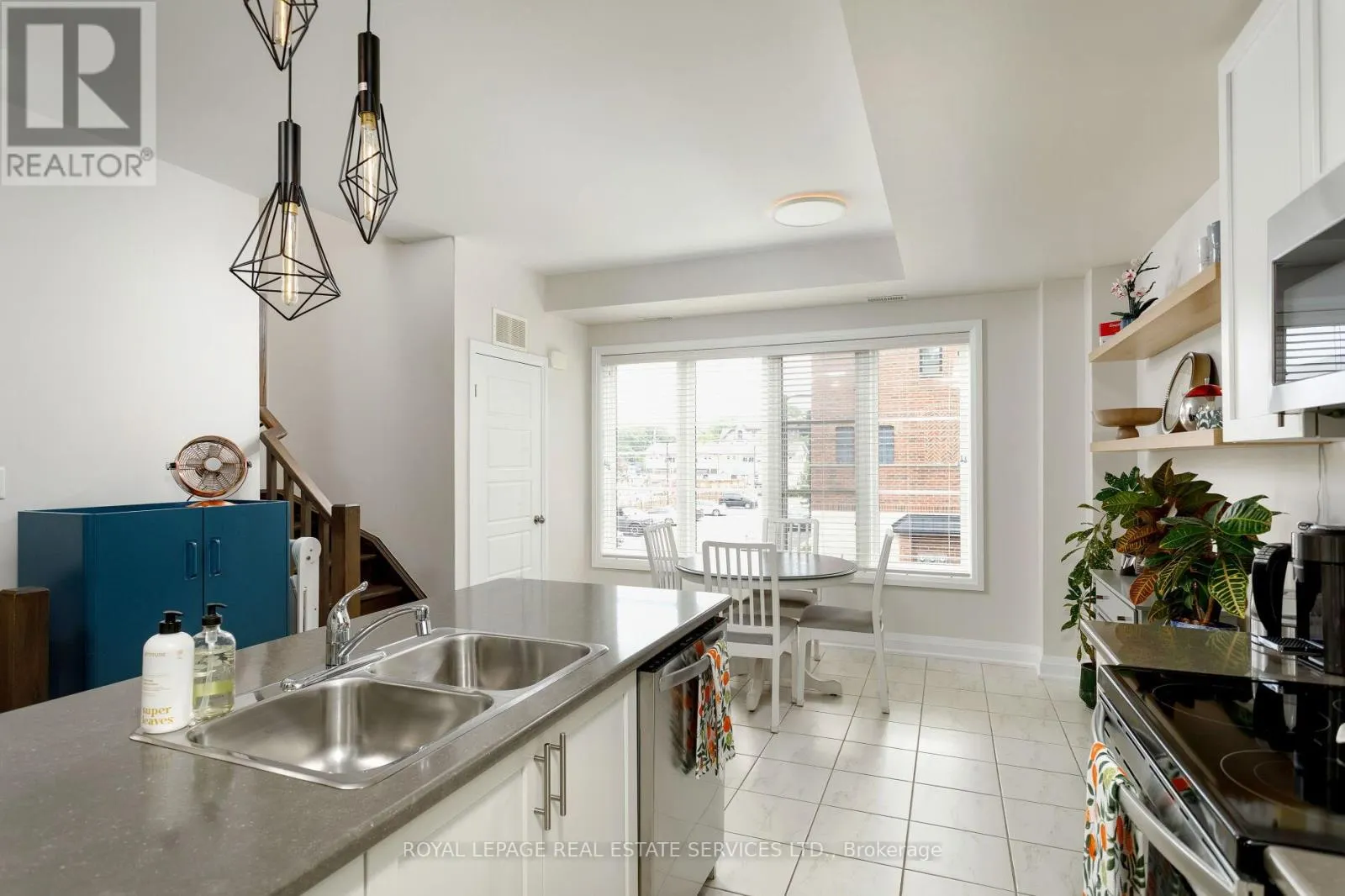 22 - 405 PLAINS ROAD E