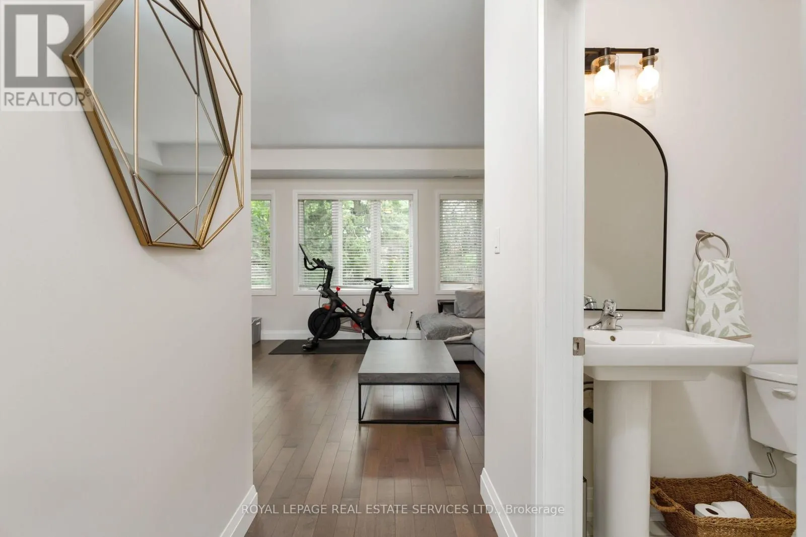 22 - 405 PLAINS ROAD E