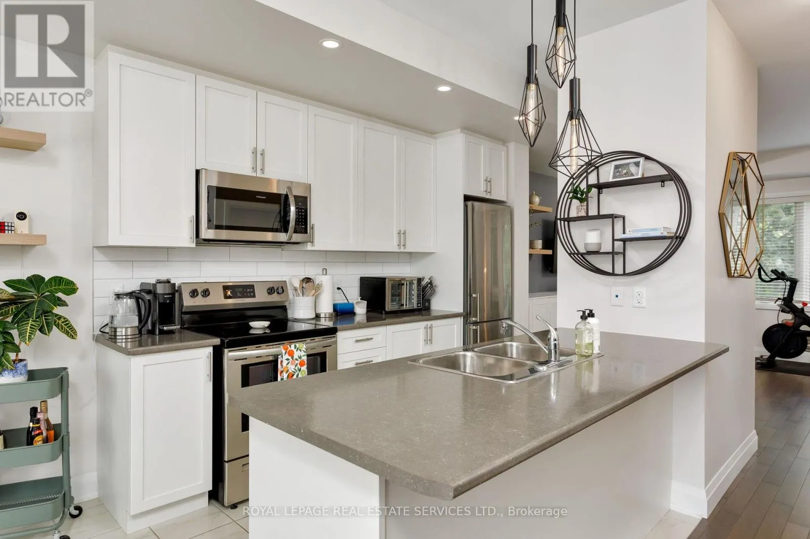 22 - 405 PLAINS ROAD E