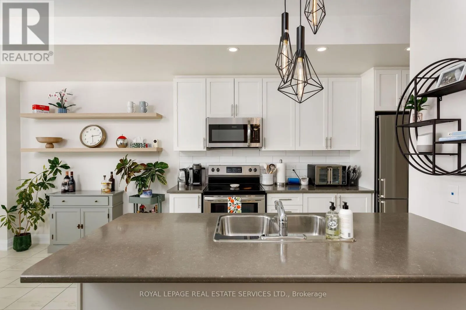 22 - 405 PLAINS ROAD E