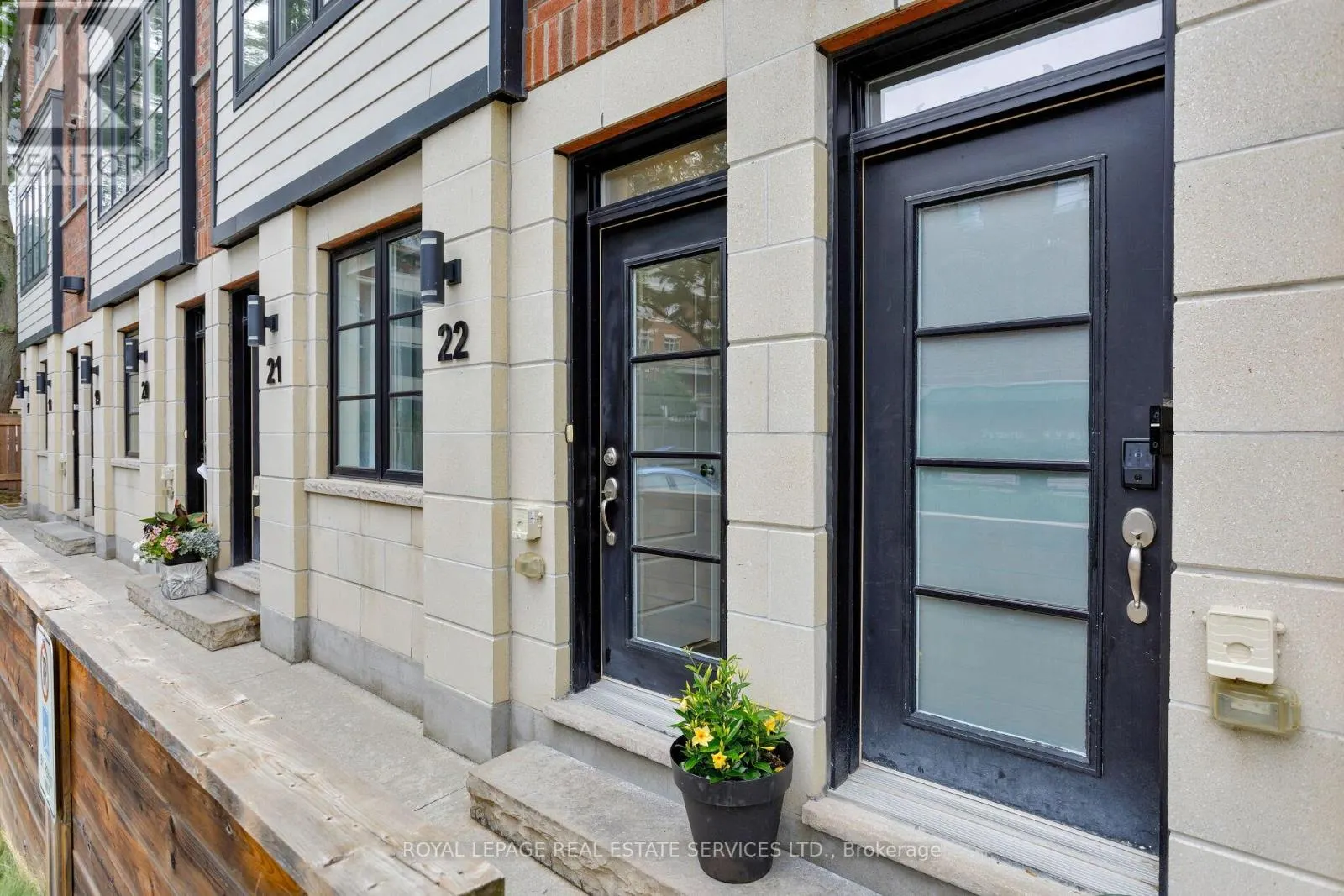 22 - 405 PLAINS ROAD E