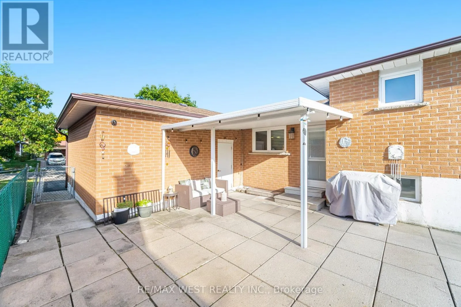 17 MALCOLM CRESCENT
