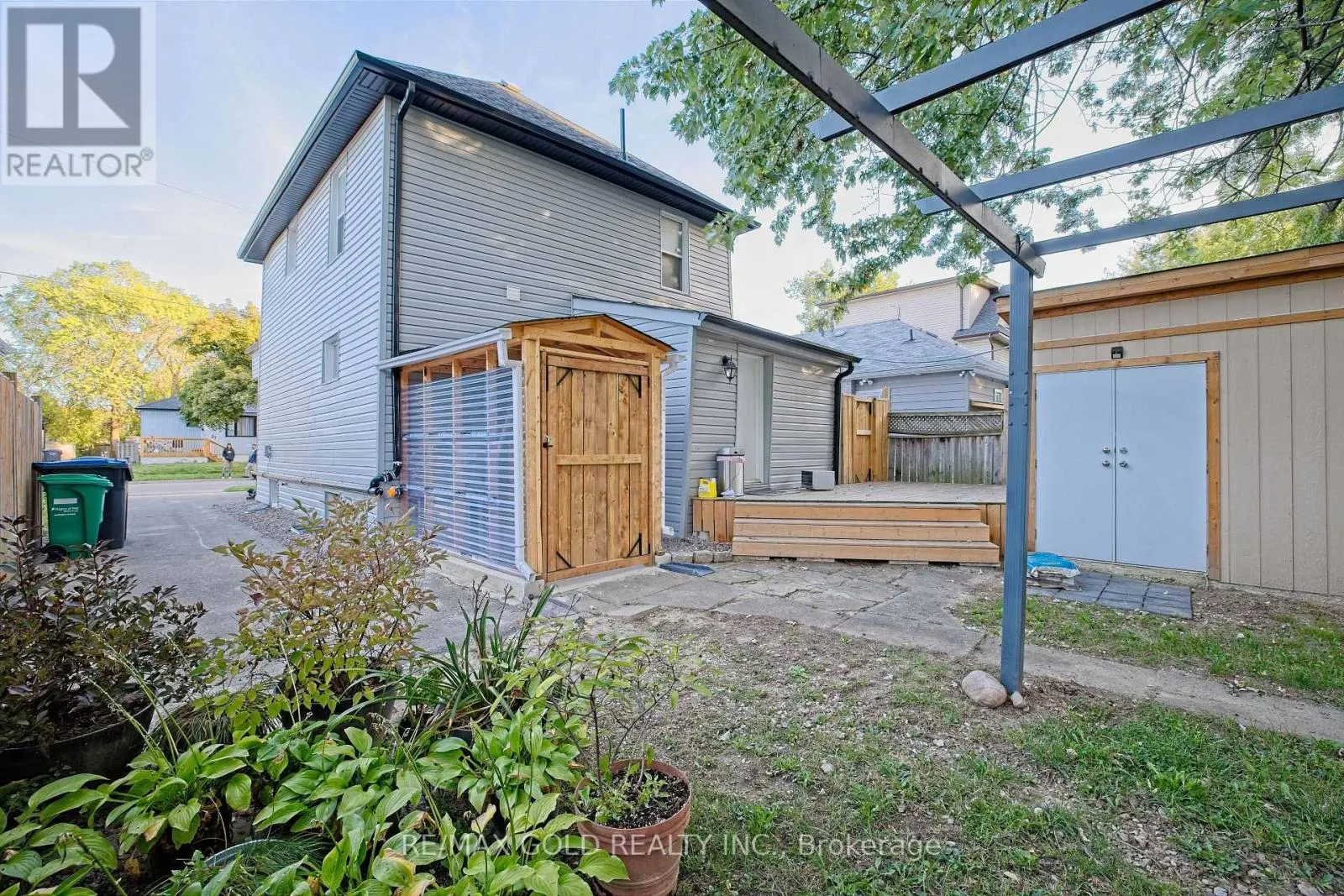 28 ROYCE AVENUE