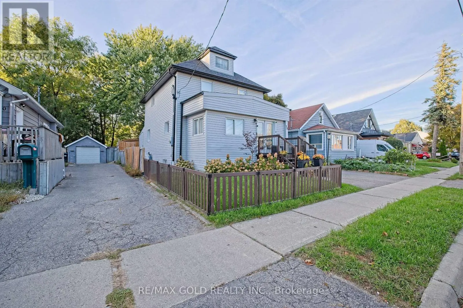 28 ROYCE AVENUE
