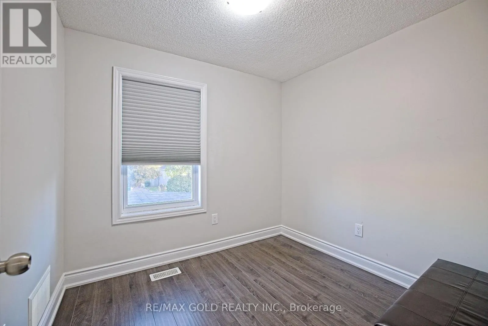 28 ROYCE AVENUE