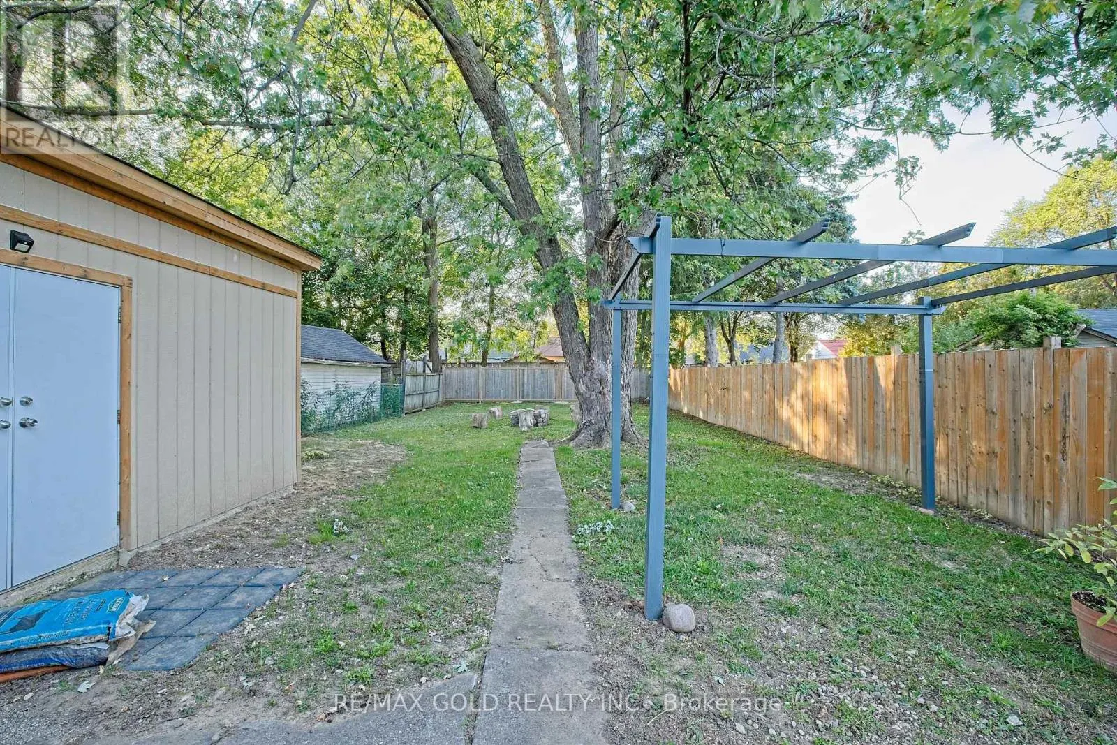 28 ROYCE AVENUE