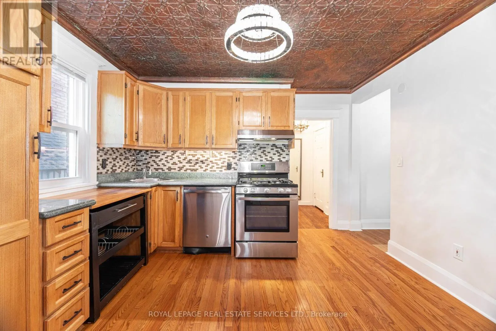 #1 - 379 PARKSIDE DRIVE