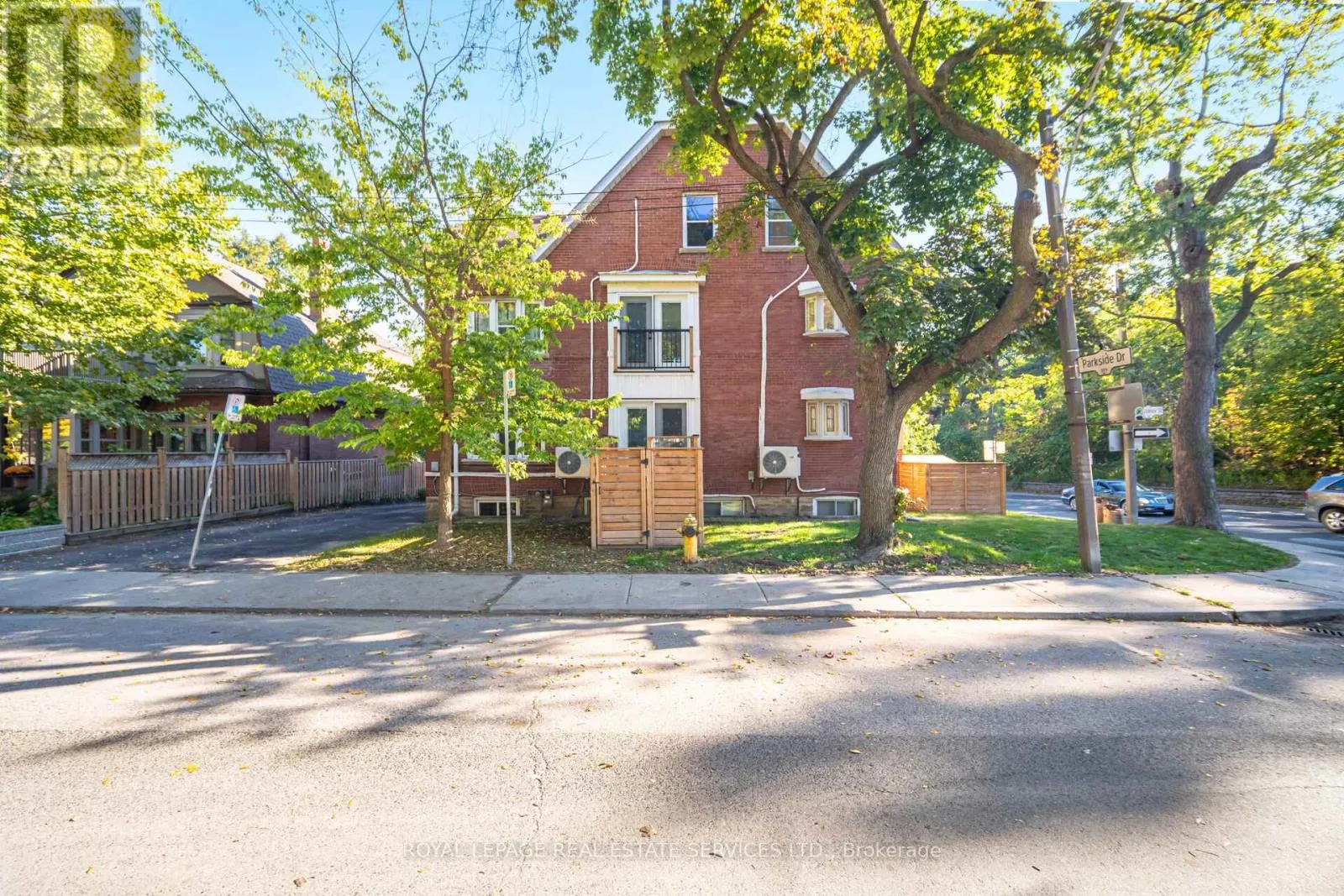 #1 - 379 PARKSIDE DRIVE