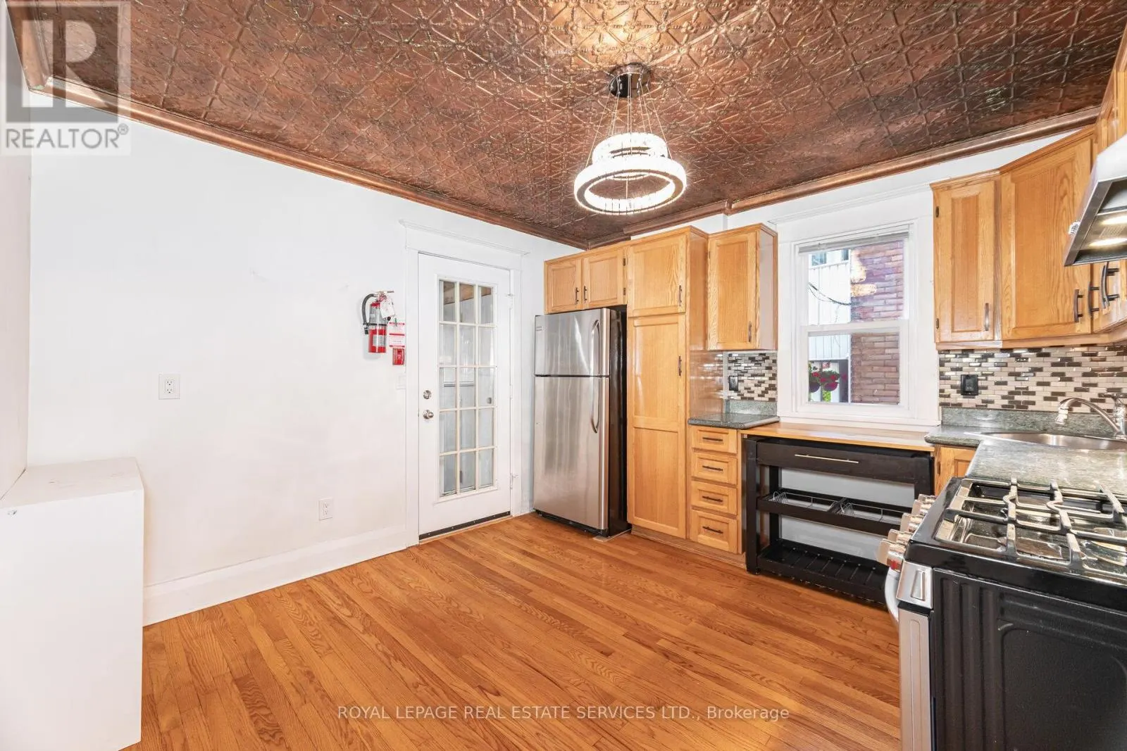 #1 - 379 PARKSIDE DRIVE