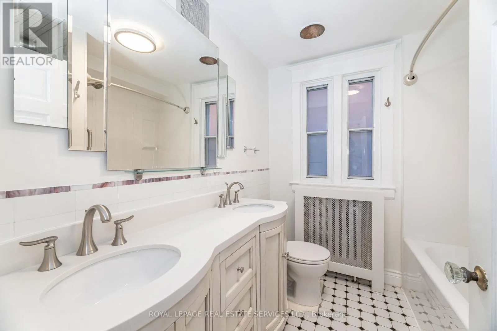 #1 - 379 PARKSIDE DRIVE