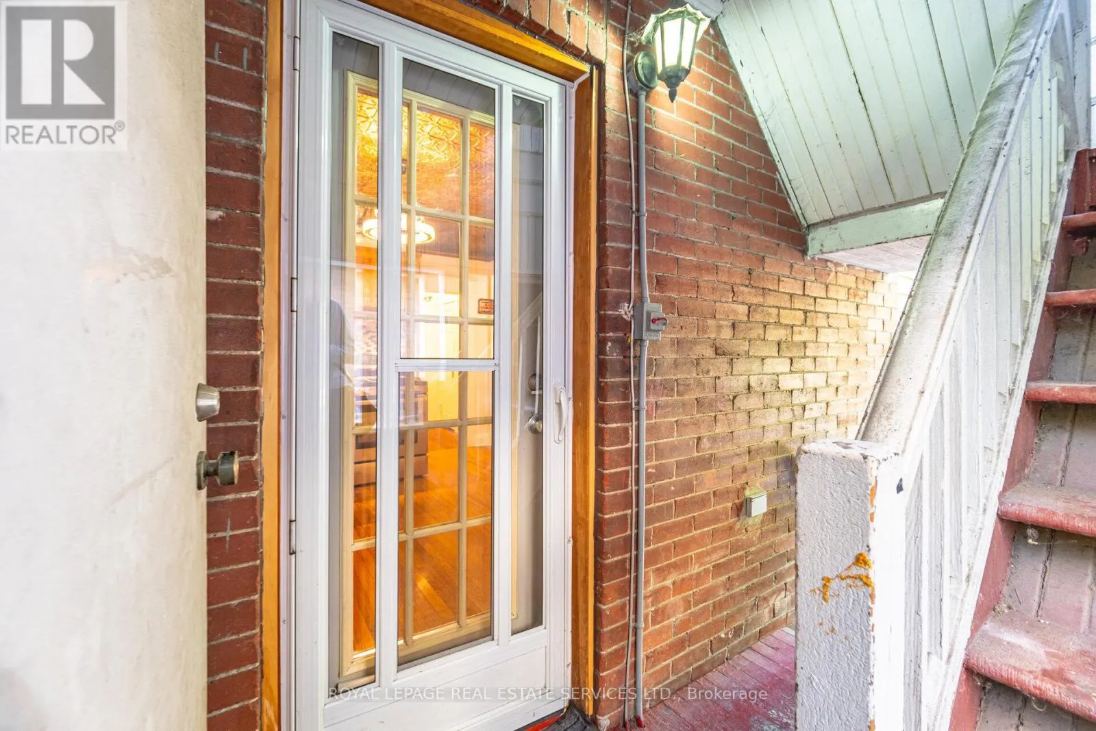 #1 - 379 PARKSIDE DRIVE