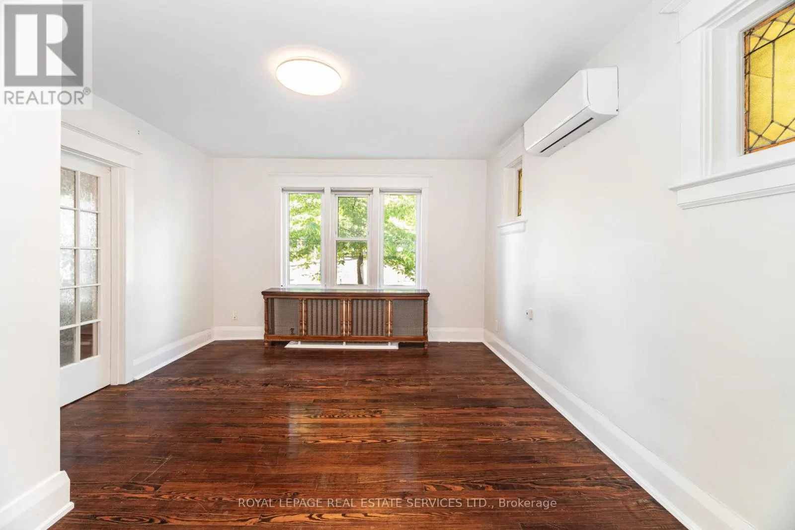 #1 - 379 PARKSIDE DRIVE