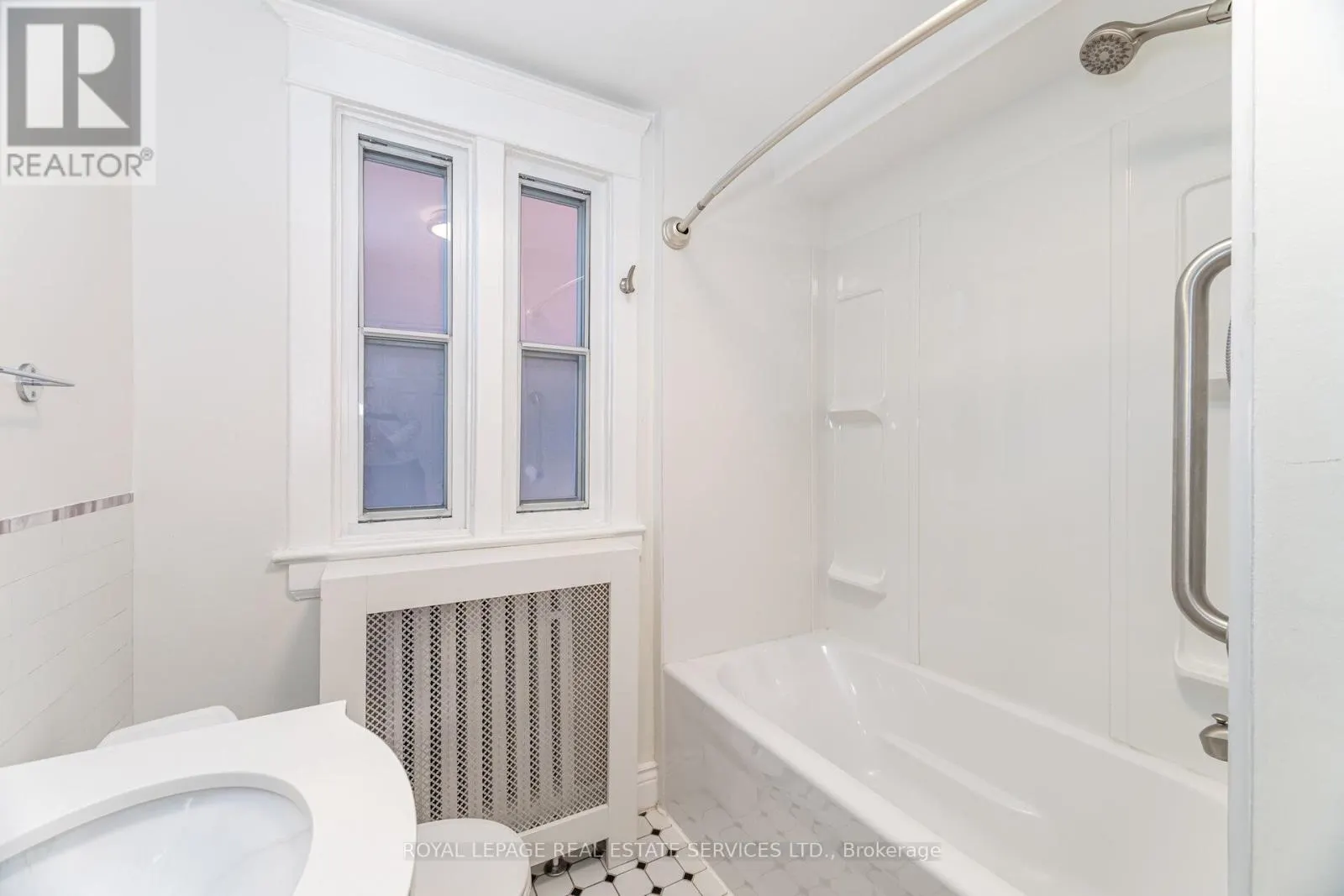 #1 - 379 PARKSIDE DRIVE