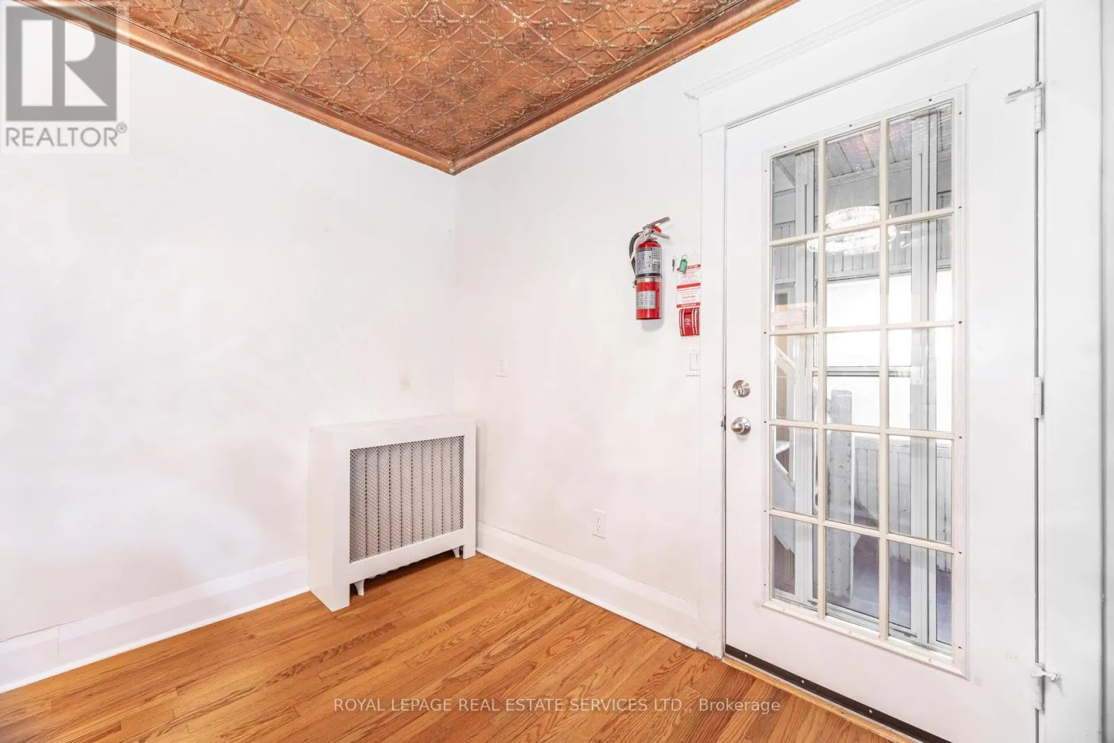 #1 - 379 PARKSIDE DRIVE