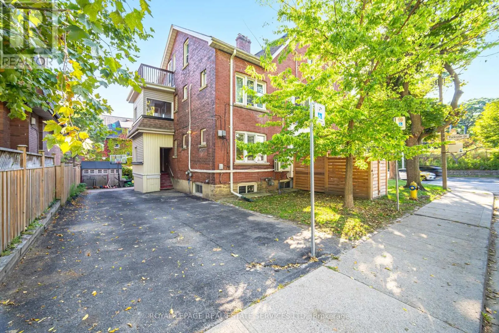 #1 - 379 PARKSIDE DRIVE
