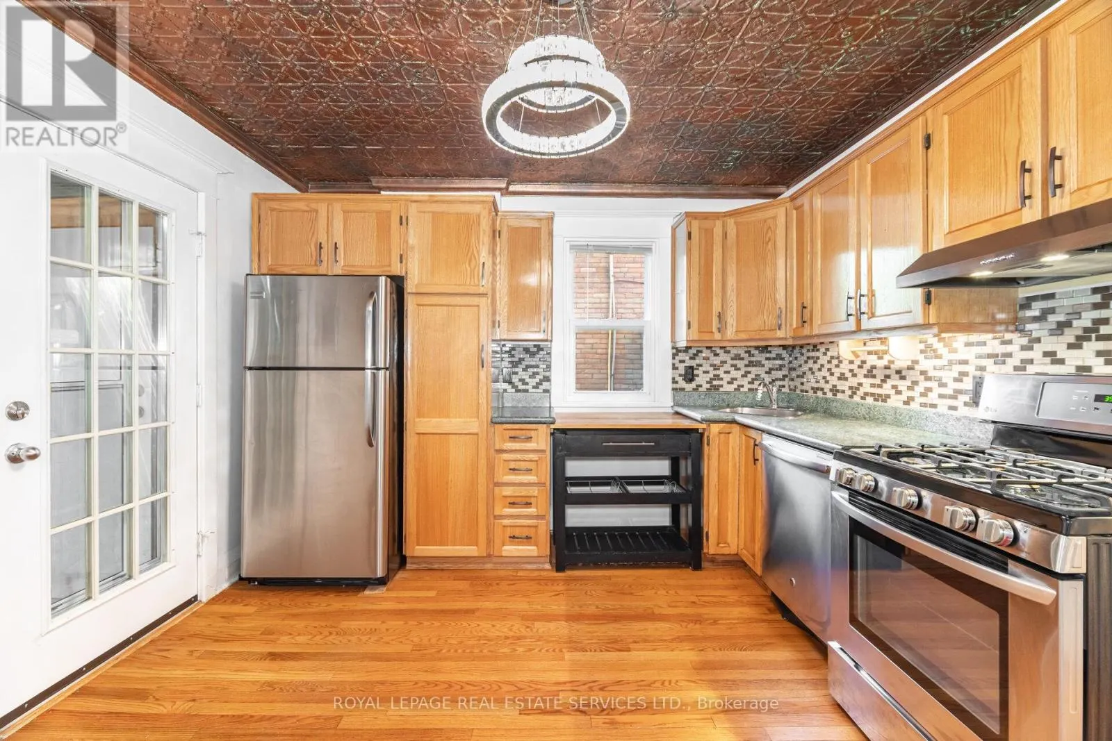 #1 - 379 PARKSIDE DRIVE