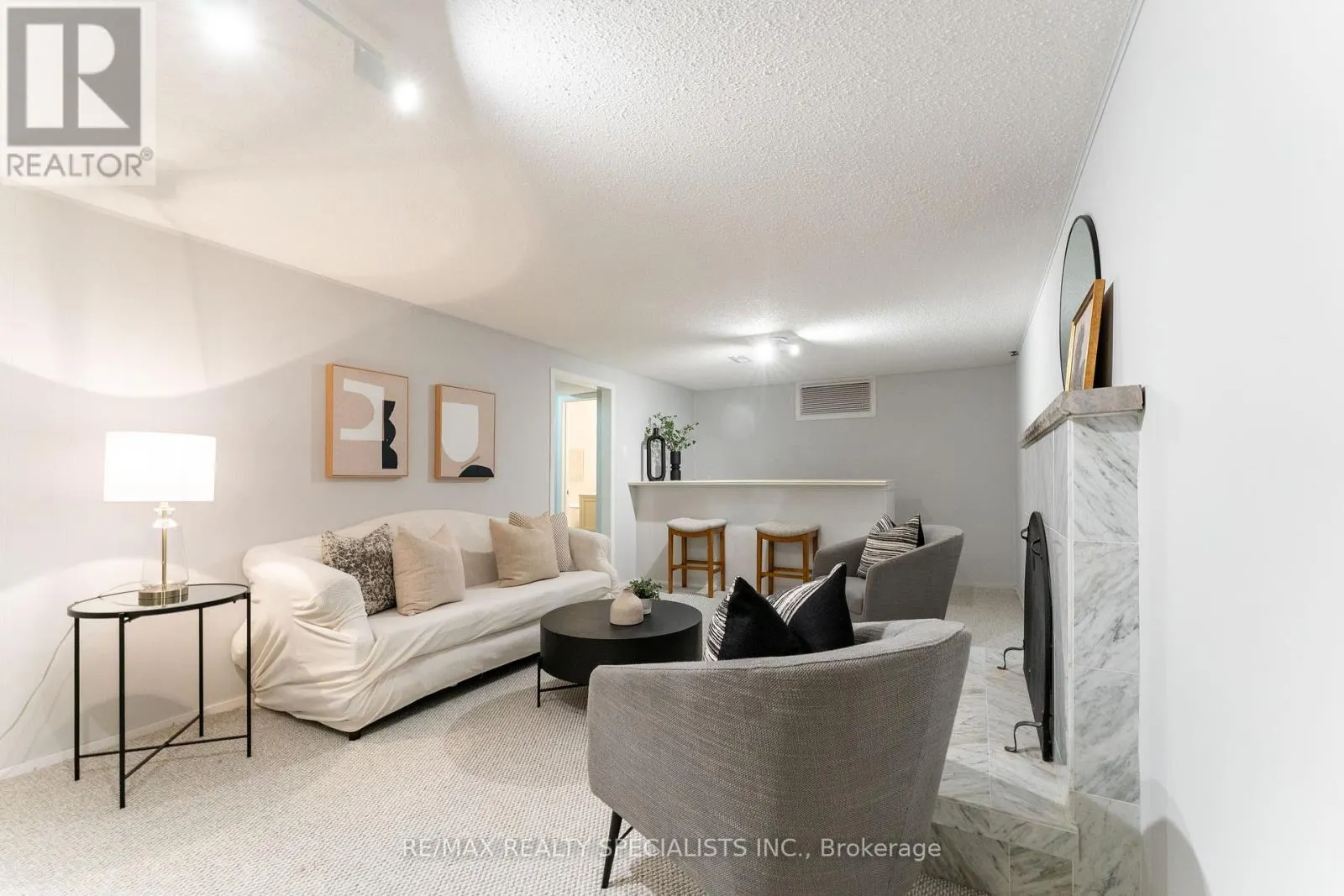 6 - 2252 UPPER MIDDLE ROAD