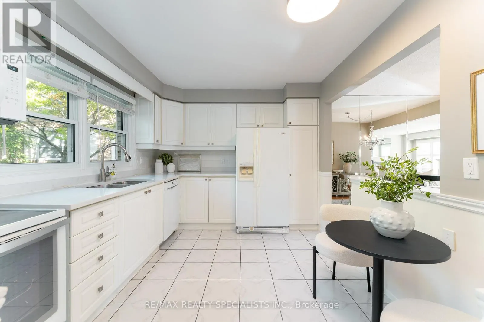 6 - 2252 UPPER MIDDLE ROAD