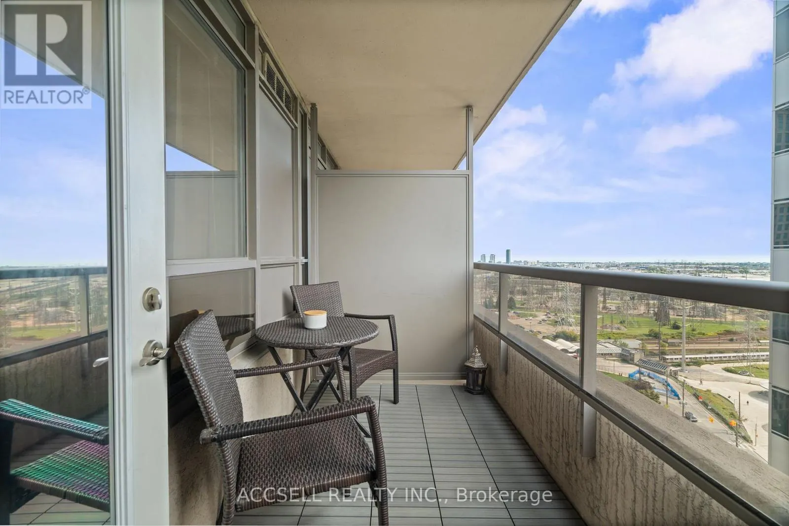 1816 - 5233 DUNDAS STREET W