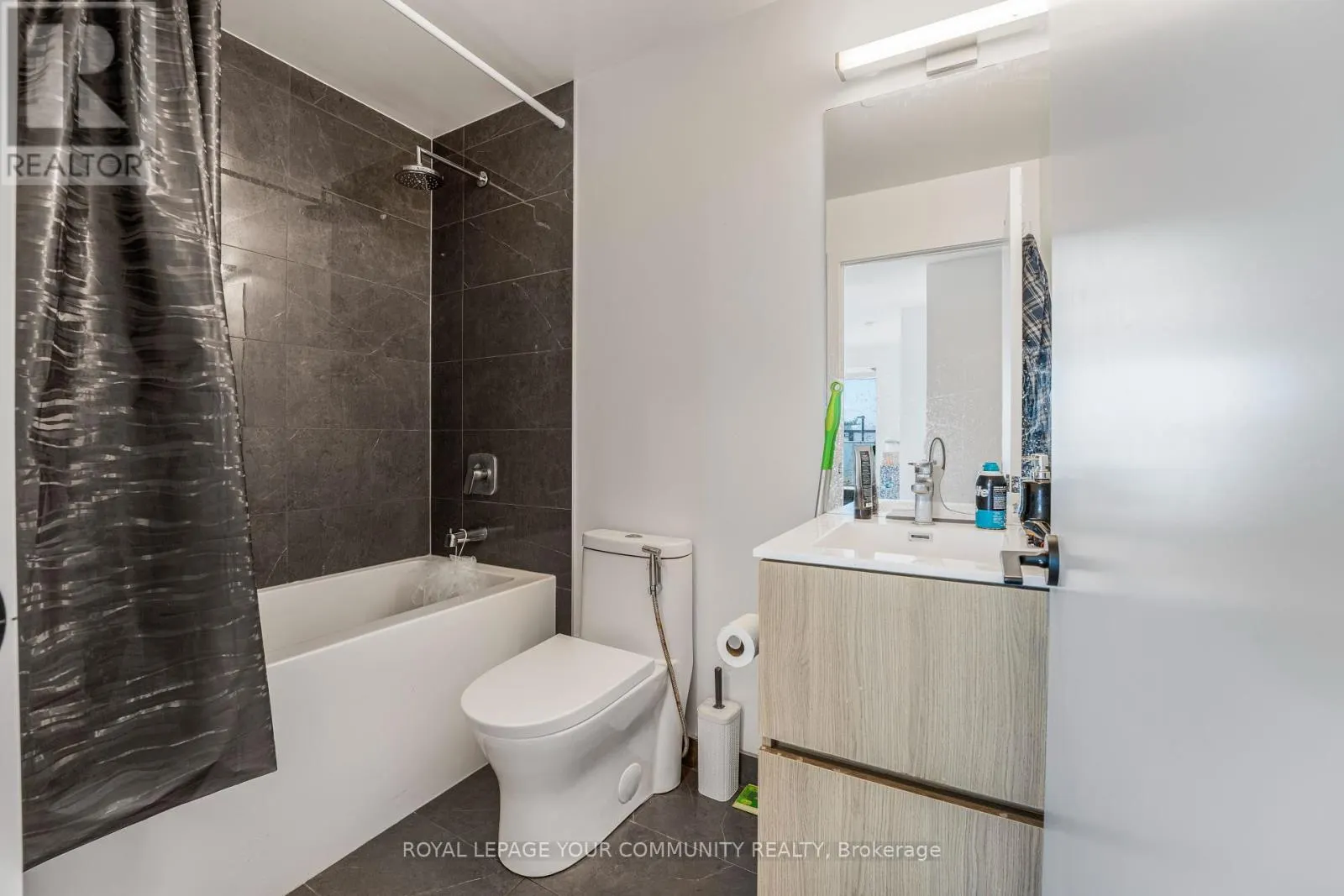 215 LAKESHORE ROAD W