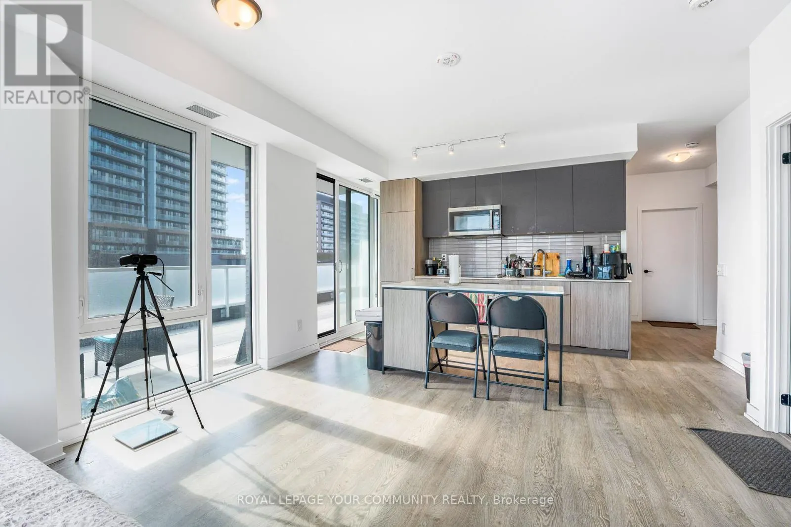 215 LAKESHORE ROAD W