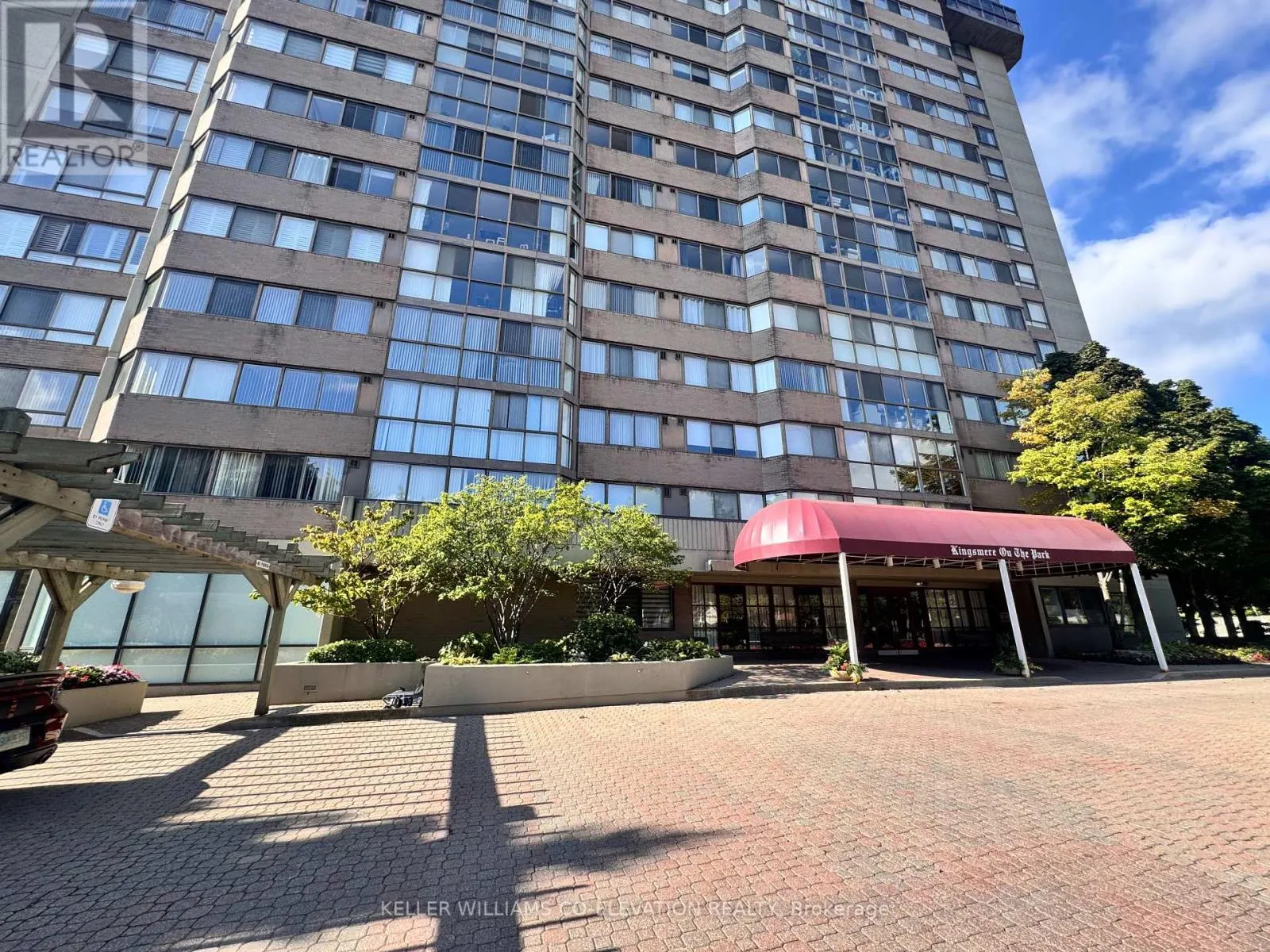 1604 - 880 DUNDAS STREET W