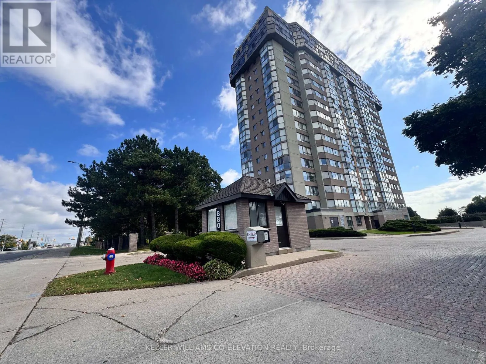 1604 - 880 DUNDAS STREET W
