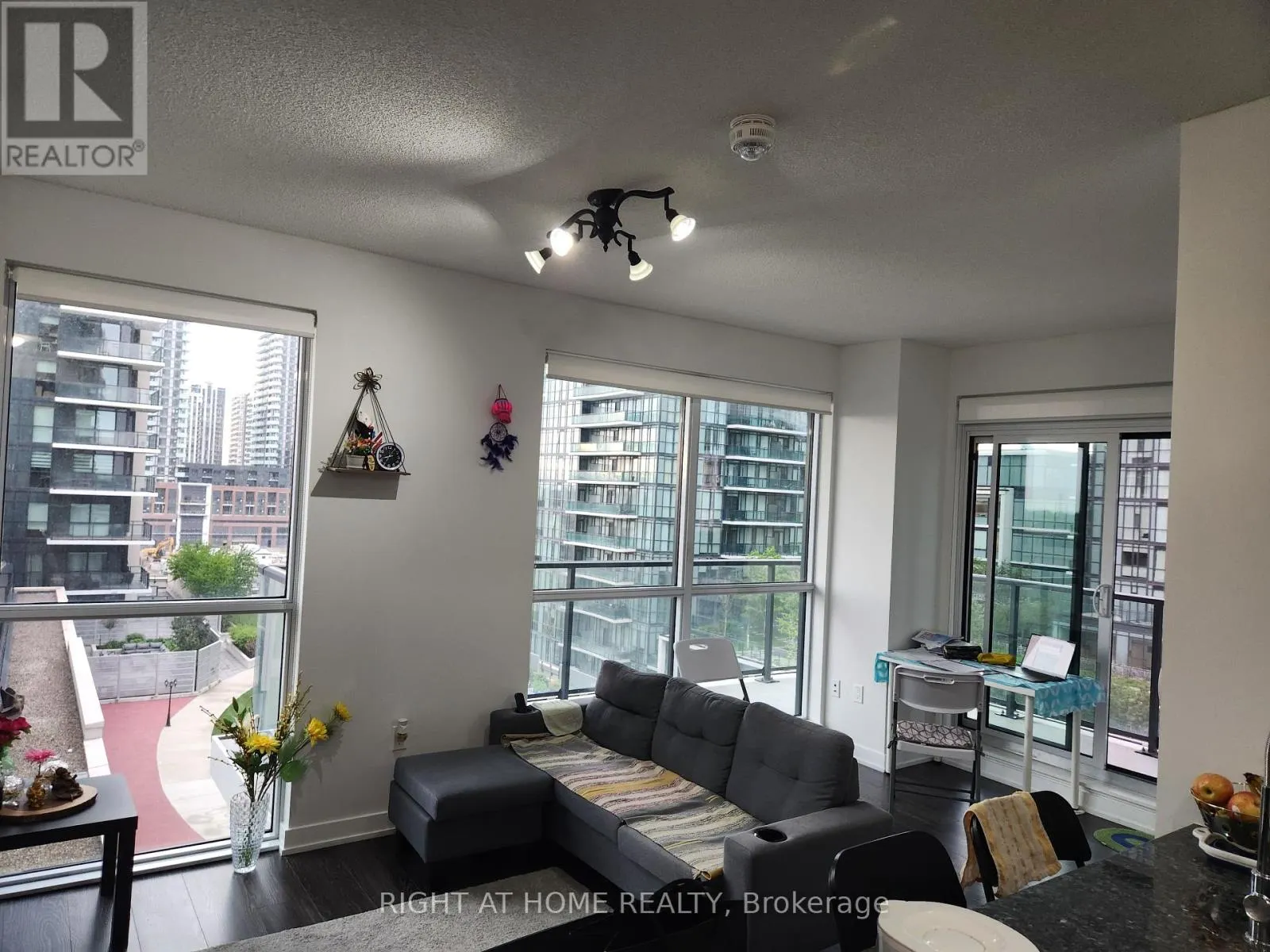 815 - 4055 PARKSIDE VILLAGE DRIVE