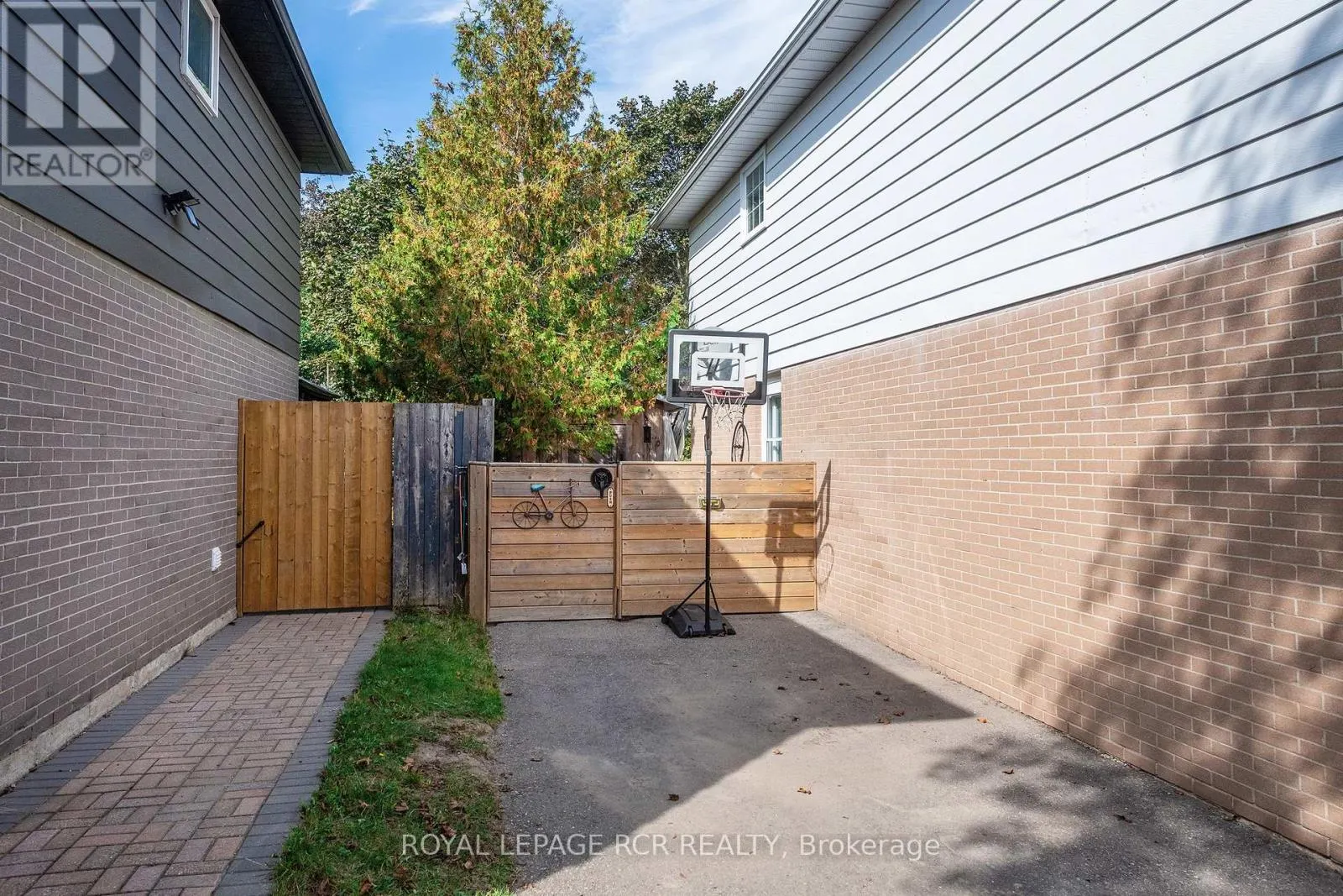 19 CARLTON DRIVE