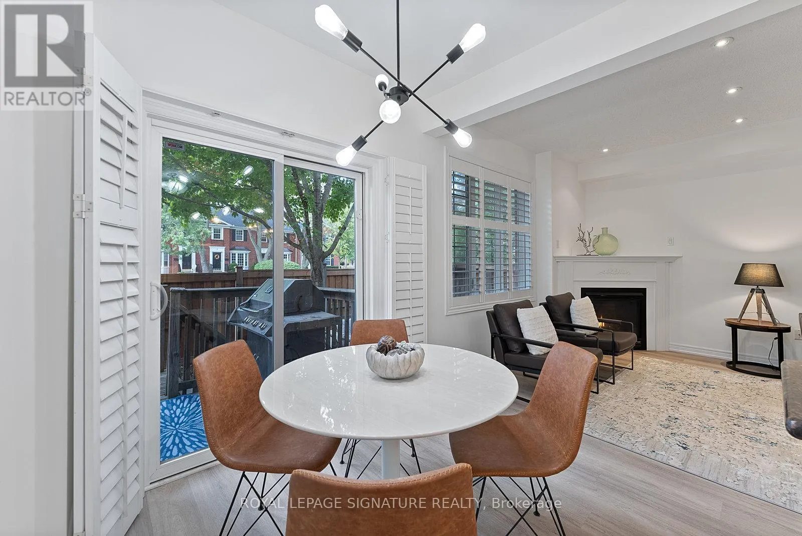 27 - 2410 WOODWARD AVENUE